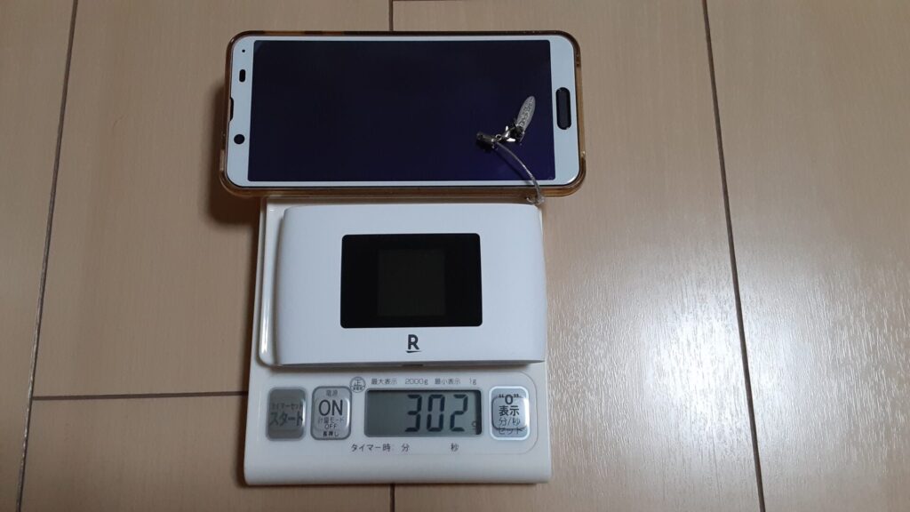 Rakuten WiFi Pocket 2の重さ（スマホと）